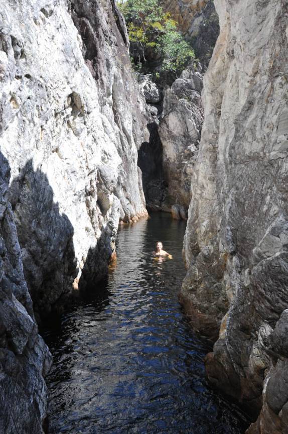 Nadando no estreito canyon atrás da Ponte de Pedra, na Chapada dos Veadeiros, região de Cavalcante - GO